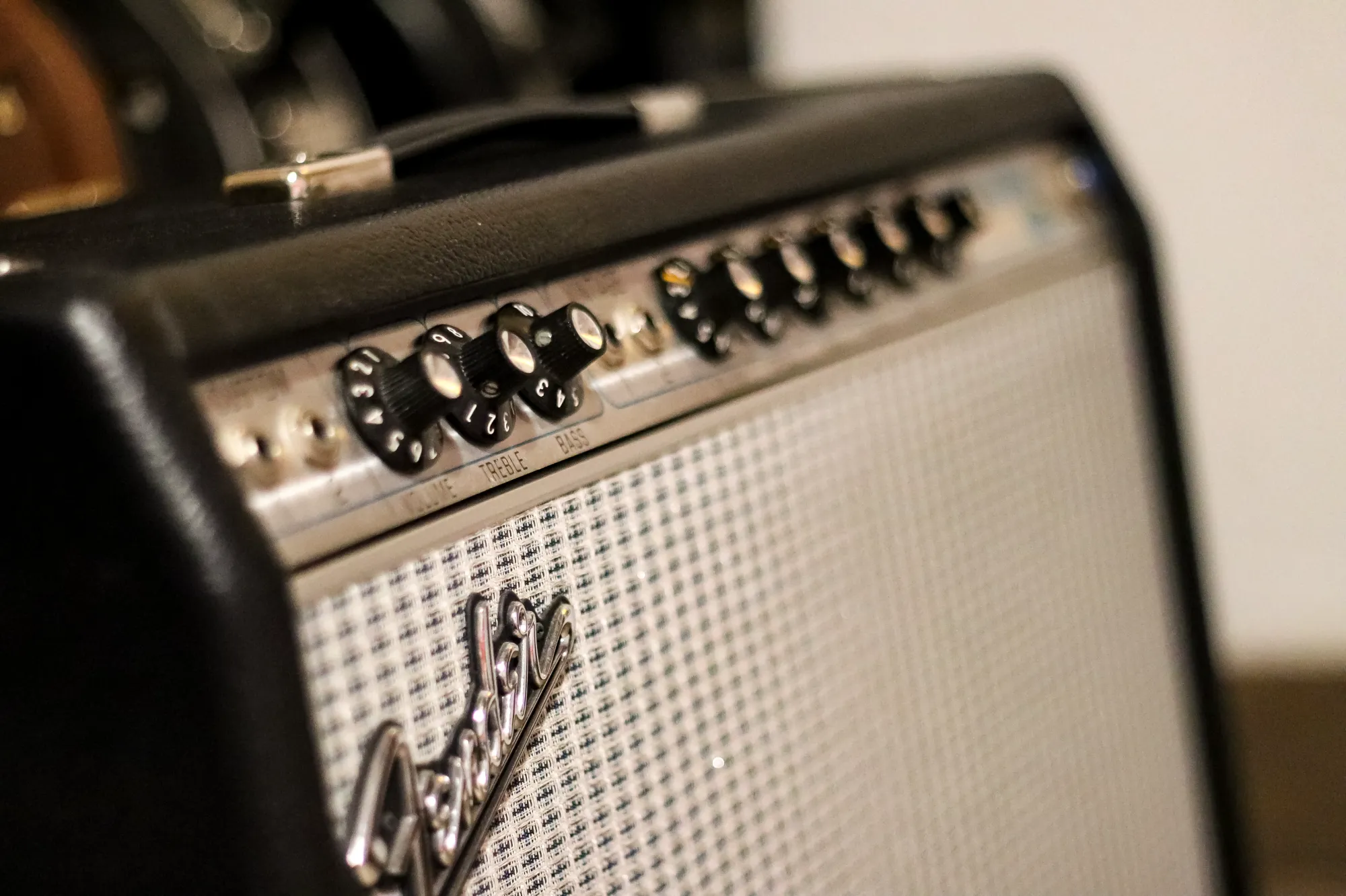 FENDER 68 CUSTOM DELUXE REVERB  2018 - Vista 5